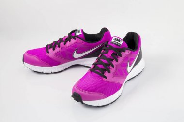 Afife, Portekiz - 21 Aralık 2017: Nike çalıştıran botlar. Nike, çok uluslu şirket. Beyaz izole. Ürün görüntüleri