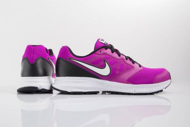 Afife, Portekiz - 21 Aralık 2017: Nike çalıştıran botlar. Nike, çok uluslu şirket. Beyaz izole. Ürün görüntüleri