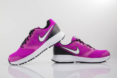 Afife, Portekiz - 21 Aralık 2017: Nike çalıştıran botlar. Nike, çok uluslu şirket. Beyaz izole. Ürün görüntüleri