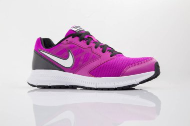 Afife, Portekiz - 21 Aralık 2017: Nike çalıştıran botlar. Nike, çok uluslu şirket. Beyaz izole. Ürün görüntüleri