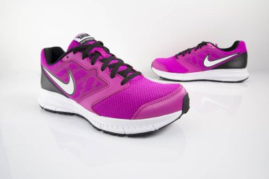 Afife, Portekiz - 21 Aralık 2017: Nike çalıştıran botlar. Nike, çok uluslu şirket. Beyaz izole. Ürün görüntüleri