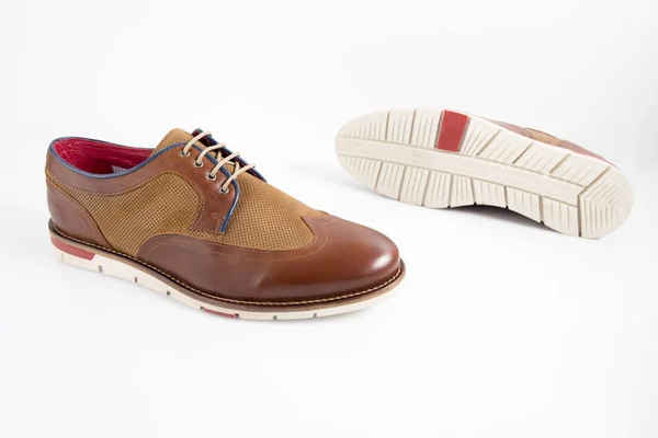 ホワイト バック グラウンド 孤立商品 快適な靴の男性の茶色と赤の革の靴 — ストック写真