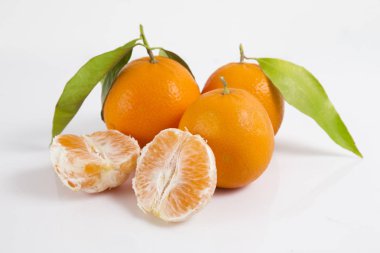 İzole narenciye koleksiyonu. Bütün mandalina veya mandalina meyve ve soyulmuş kesimleri izole kırpma yolu ile beyaz arka plan üzerinde