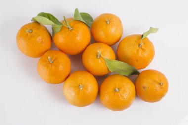 İzole narenciye koleksiyonu. Bütün mandalina veya mandalina meyve ve soyulmuş kesimleri izole kırpma yolu ile beyaz arka plan üzerinde