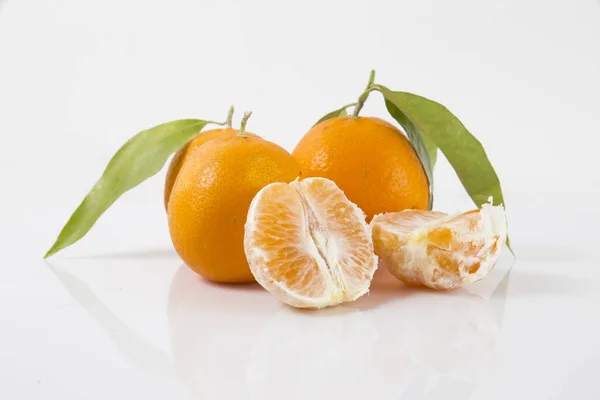 Colecção Isolada Citrinos Tangerinas Inteiras Frutos Laranja Mandarina Segmentos Descascados — Fotografia de Stock