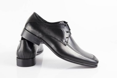 Beyaz arka plan, izole ürün, rahat ayakkabı erkek siyah deri ayakkabı.