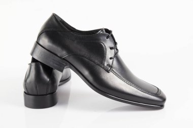 Beyaz arka plan, izole ürün, rahat ayakkabı erkek siyah deri ayakkabı.