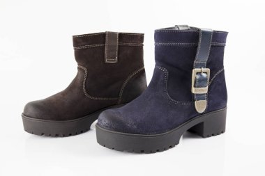 Beyaz arka plan, izole ürün, rahat ayakkabı üstünde kadın mavi ve kahverengi deri çizme.