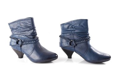 Beyaz arka plan, izole ürün, rahat ayakkabı üstünde kadın mavi deri çizme.