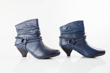 Beyaz arka plan, izole ürün, rahat ayakkabı üstünde kadın mavi deri çizme.