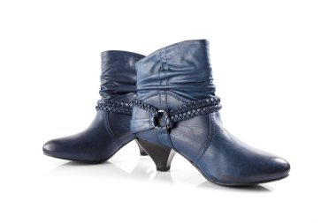 Beyaz arka plan, izole ürün, rahat ayakkabı üstünde kadın mavi deri çizme.