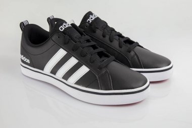 Afife, Portekiz - 15 Şubat 2018: Adidas çalıştıran botlar. Adidas, çok uluslu şirket. Beyaz izole. Ürün görüntüleri