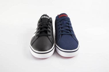 Afife, Portekiz - 14 Şubat 2018: Adidas çalıştıran botlar. Adidas, çok uluslu şirket. Beyaz izole. Ürün görüntüleri