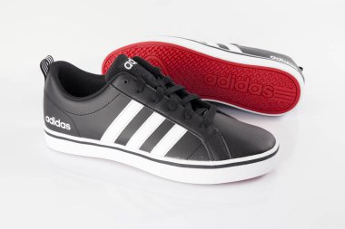 Afife, Portekiz - 14 Şubat 2018: Adidas çalıştıran botlar. Adidas, çok uluslu şirket. Beyaz izole. Ürün görüntüleri