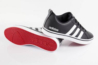 Afife, Portekiz - 15 Şubat 2018: Adidas çalıştıran botlar. Adidas, çok uluslu şirket. Beyaz izole. Ürün görüntüleri