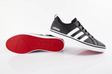 Afife, Portekiz - 14 Şubat 2018: Adidas çalıştıran botlar. Adidas, çok uluslu şirket. Beyaz izole. Ürün görüntüleri