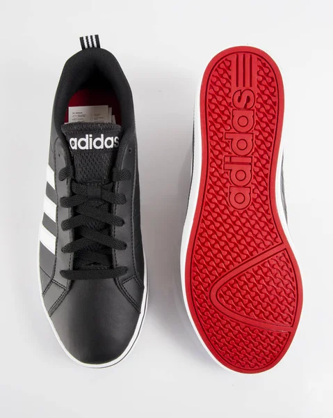 Hacia Parámetros ignorancia Adidas zapatos fotos de stock, imágenes de Adidas zapatos sin royalties |  Depositphotos