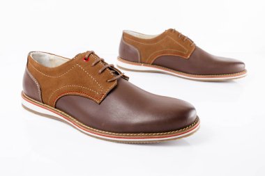 Beyaz arka plan, izole ürün, rahat ayakkabı erkek kahverengi deri ayakkabı.