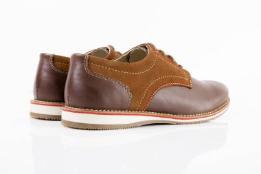Beyaz arka plan, izole ürün, rahat ayakkabı erkek kahverengi deri ayakkabı.