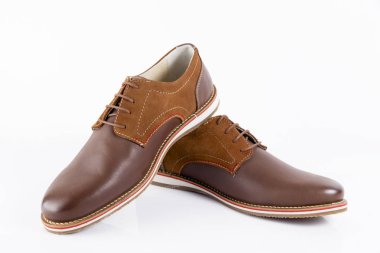 Beyaz arka plan, izole ürün, rahat ayakkabı erkek kahverengi deri ayakkabı.
