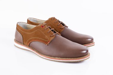 Beyaz arka plan, izole ürün, rahat ayakkabı erkek kahverengi deri ayakkabı.