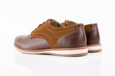 Beyaz arka plan, izole ürün, rahat ayakkabı erkek kahverengi deri ayakkabı.