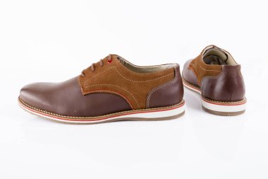 Beyaz arka plan, izole ürün, rahat ayakkabı erkek kahverengi deri ayakkabı.