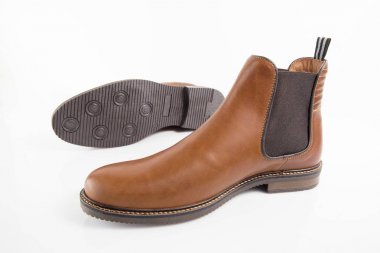 Beyaz arka plan, izole ürün, rahat ayakkabı erkek kahverengi deri çizme.