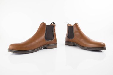 Beyaz arka plan, izole ürün, rahat ayakkabı erkek kahverengi deri çizme.