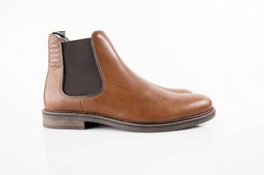 Beyaz arka plan, izole ürün, rahat ayakkabı erkek kahverengi deri çizme.