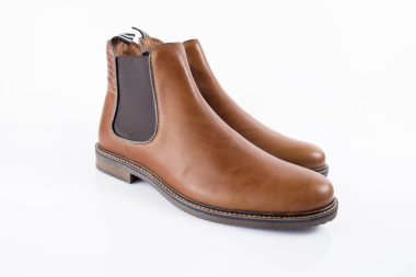 Beyaz arka plan, izole ürün, rahat ayakkabı erkek kahverengi deri çizme.