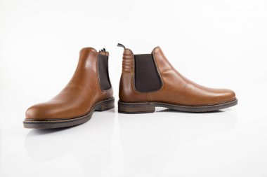 Beyaz arka plan, izole ürün, rahat ayakkabı erkek kahverengi deri çizme.