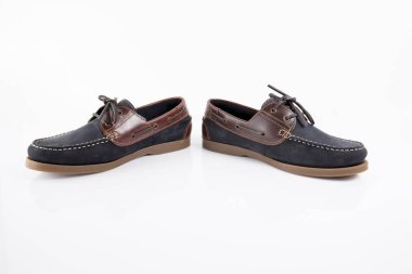 Beyaz arka plan, izole ürün, rahat ayakkabı erkek kahverengi ve mavi deri ayakkabı.