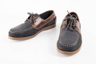 Beyaz arka plan, izole ürün, rahat ayakkabı erkek kahverengi ve mavi deri ayakkabı.