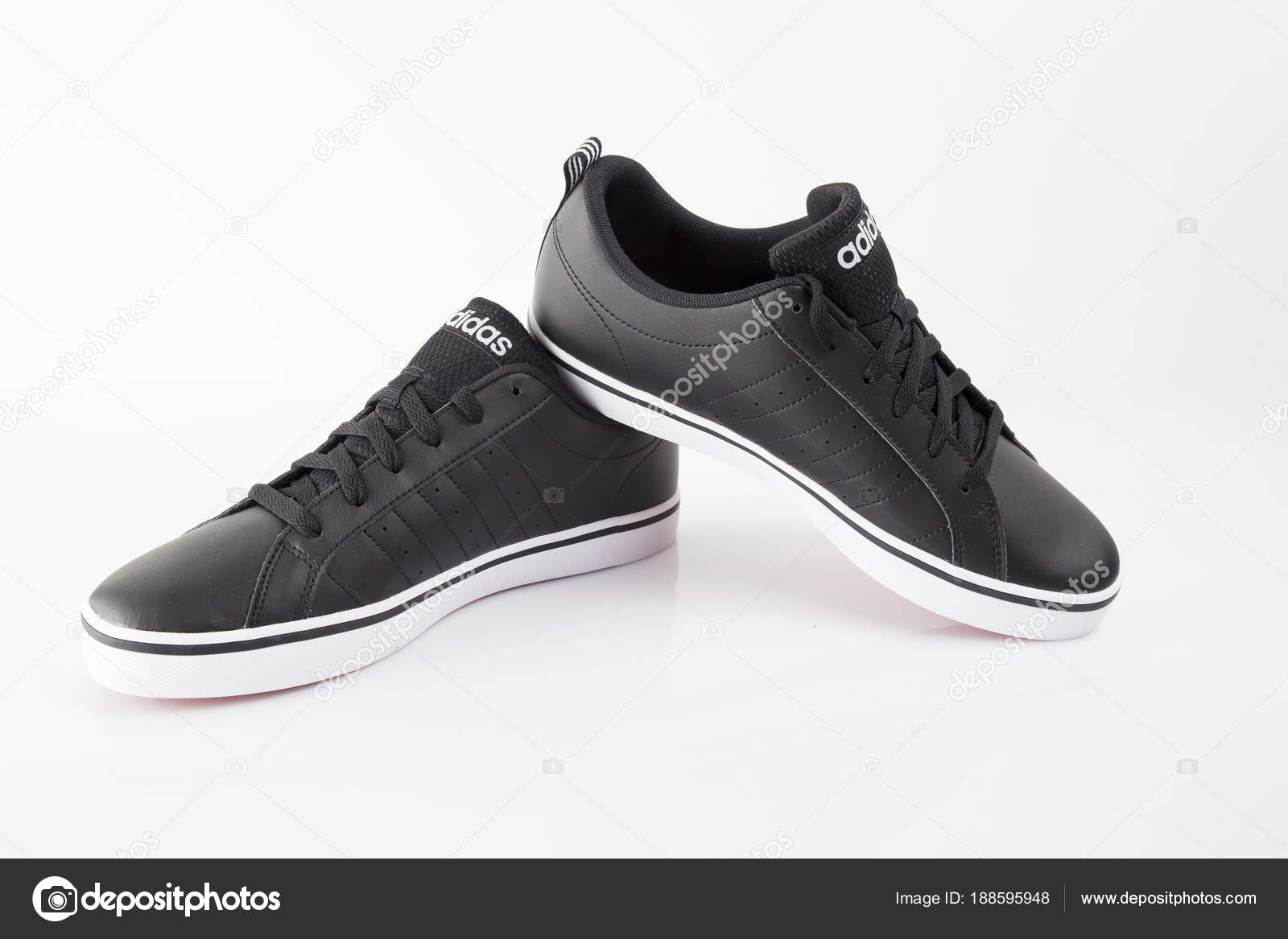 Adidas zapatos de imágenes de Adidas sin royalties Depositphotos