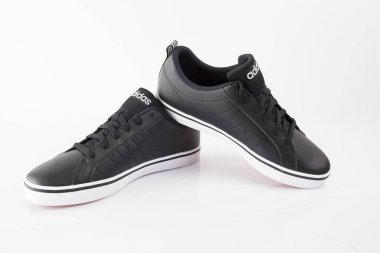 Afife, Portekiz - 17 Mart 2018: Adidas çalıştıran botlar. Adidas, çok uluslu şirket. Beyaz izole. Ürün görüntüleri