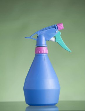 Işık arka planında temizlik maddesi olan şişe, yakın plan.