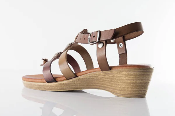 Vrouwelijke Bruin Lederen Sandaal Witte Achtergrond Geïsoleerde Product Comfortabel Schoeisel — Stockfoto