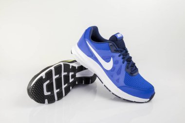 Portekiz, Mart 23, 2018:Nike spor ayakkabı koşu. Nike, çok uluslu şirket. Beyaz izole. Ürün görüntüleri.