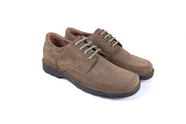 Beyaz arka plan üzerinde kahverengi deri ayakkabı.