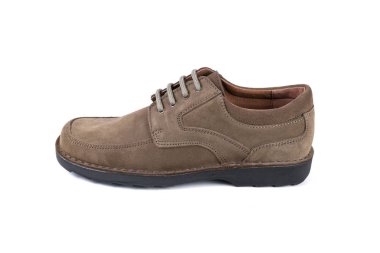 Beyaz arka planda izole edilmiş deri erkek ayakkabıları.