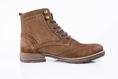 Beyaz arka plan, izole ürün, rahat ayakkabı erkek kahverengi deri çizme.