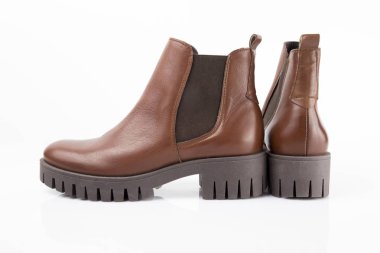 Beyaz arka plan, izole ürün, rahat ayakkabı üstünde kadın kahverengi deri çizme.