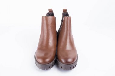 Beyaz arka plan, izole ürün, rahat ayakkabı kadın kahverengi deri ayakkabı.