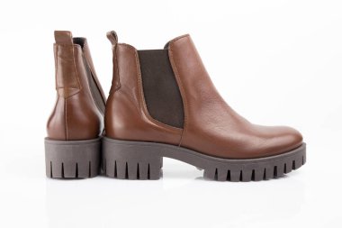 Kahverengi deri zarif önyükleme beyaz arka plan, izole ürün, rahat ayakkabı.