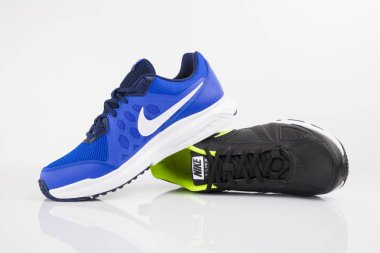 Afife, Portekiz - 31 Mart 2018: Nike spor ayakkabı çalışan. Nike şirketi. Beyaz izole. Ürün görüntüleri