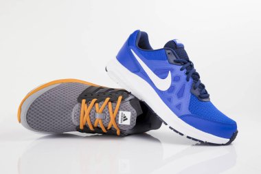 Afife, Portekiz - 22 Aralık 2017: Adidas ve Nike spor ayakkabı çalışan. Adidas ve Nike şirketi. Beyaz izole. Ürün görüntüleri