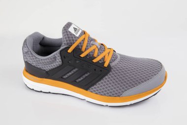 Afife, Portekiz - 23 Mart 2018: Adidas çalıştıran botlar. Adidas, çok uluslu şirket. Beyaz izole. Ürün görüntüleri