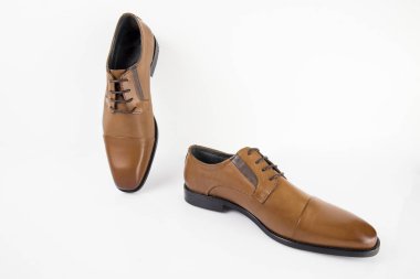 Beyaz arka plan, izole ürün, rahat ayakkabı erkek kahverengi deri ayakkabı.