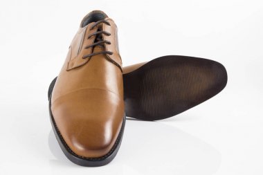 Beyaz arka plan, izole ürün, rahat ayakkabı erkek kahverengi deri ayakkabı.